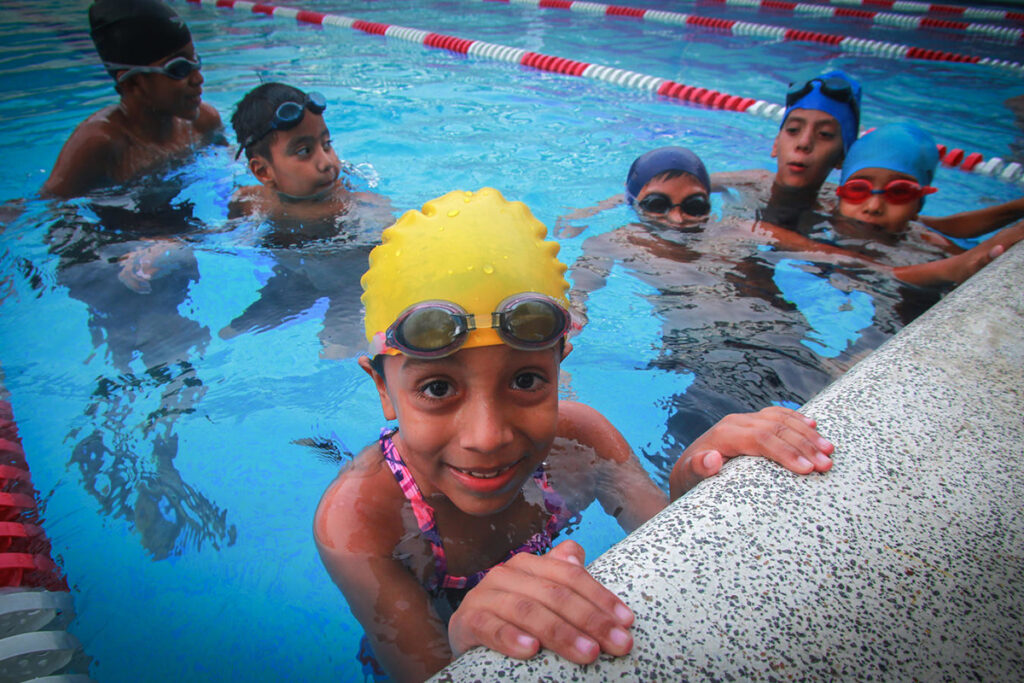 El salvador children swimming.jpg