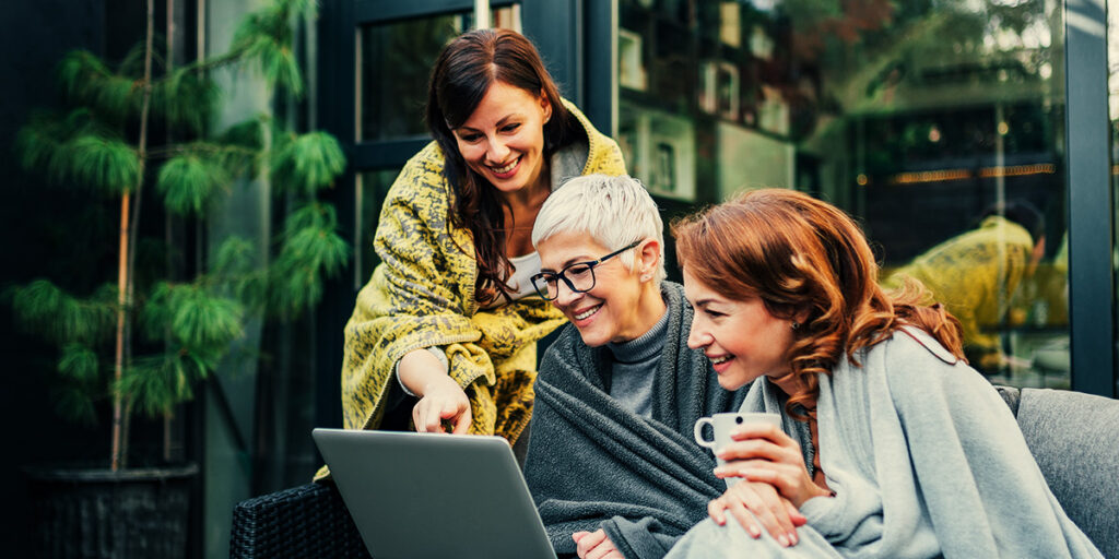 Tandr int400 display 1200x600 group women outside laptop.jpg