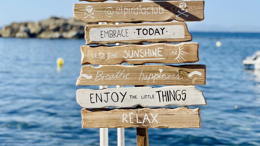Happy New Year 2025! Try These Proven Lifestyle Tips to Make Your New Year Happier. 2 Bella Vista Costa Brava Spain Happy Signs 16x9.jpg