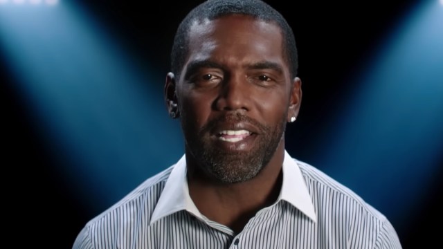 Randy Moss’ Glasses & Health Issues Explained 9d9ef43649275a8b4d04d799d1c33ee5.jpeg
