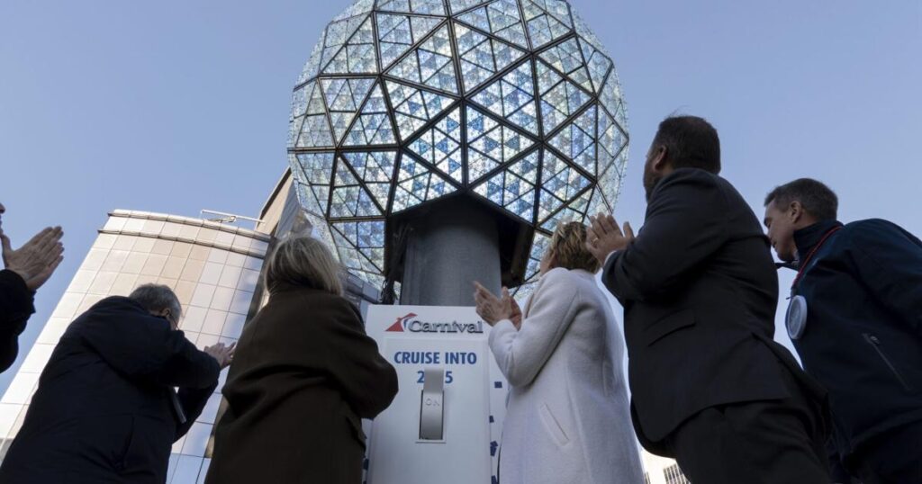 The Lufkin Daily NewsTimes Square ball takes final test for New Year's EveThe crystal-covered ball that descends down a pole in Times Square to ring in the new year was taken for a test run, as New York City….19 hours ago 6773151c37c51.image .jpg