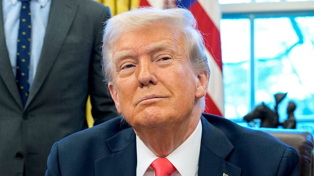 Republican to put forward measure calling for $250 bill featuring Trump Trump 567.jpg