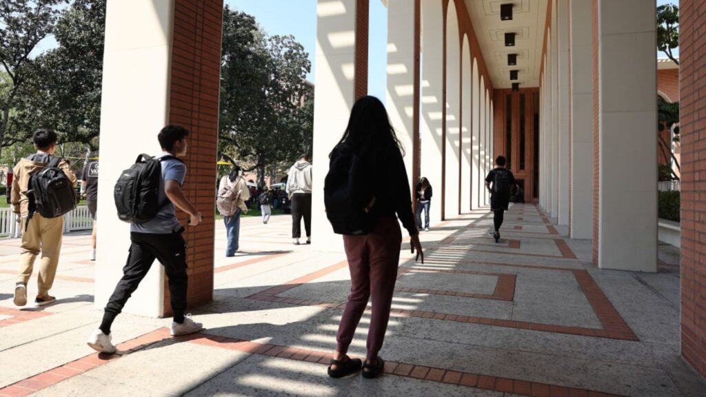 Millions of student loan borrowers past-due after bills restarted: Fed 107391381 1711106811183 gettyimages 2102533490 mt1 1158 qwbjpx5m.jpeg