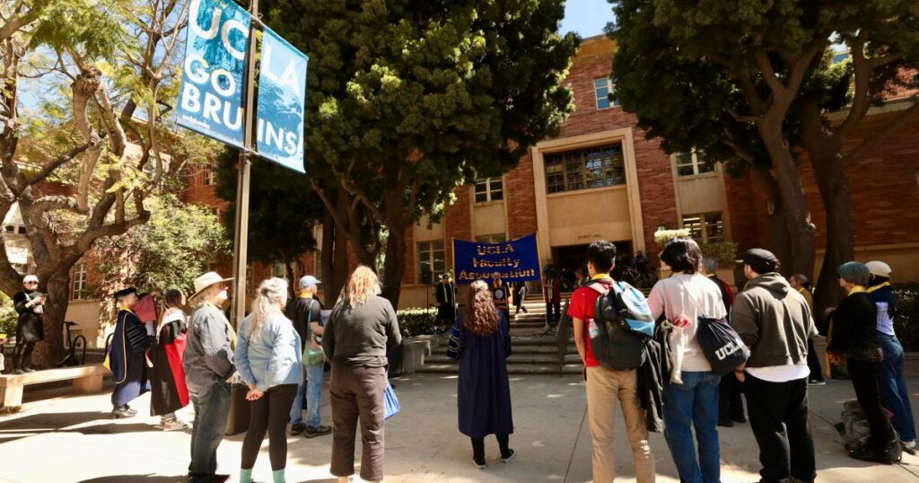 Urlhttps3a2f2fcalifornia times brightspot.s3.amazonaws.com2fe72f732f708f649741249ae7a24a894a.jpeg