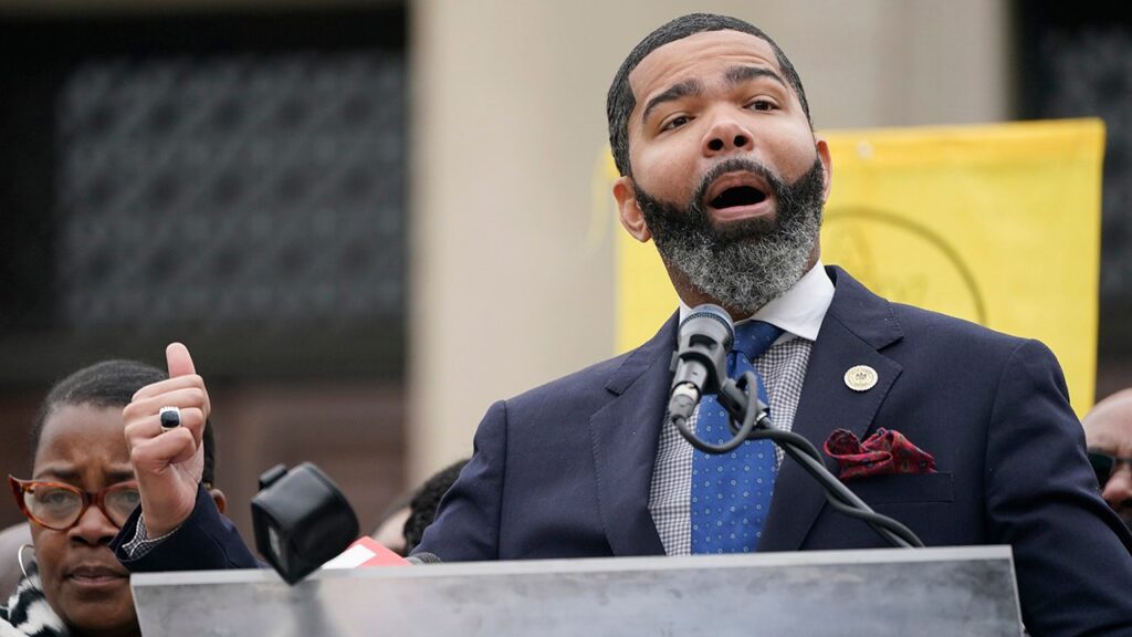 Chokwe antar lumumba.jpg