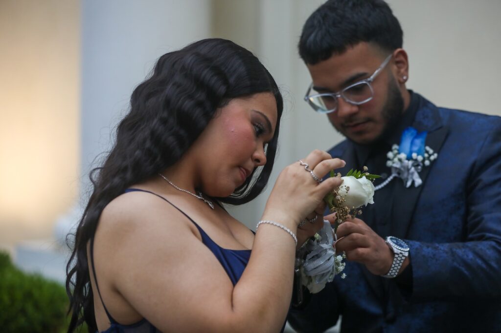 Belleville High School Prom 2025 (86 PHOTOS) Xtjx26fj5zbvrot4bsvzzu4u3y.jpg