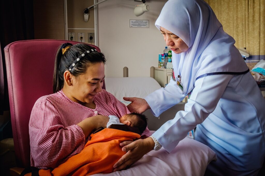 Launch of implementation guidance on transitioning to midwifery models of care A midwife assisting a mother to breastfeed.tmb 1200v.jpg