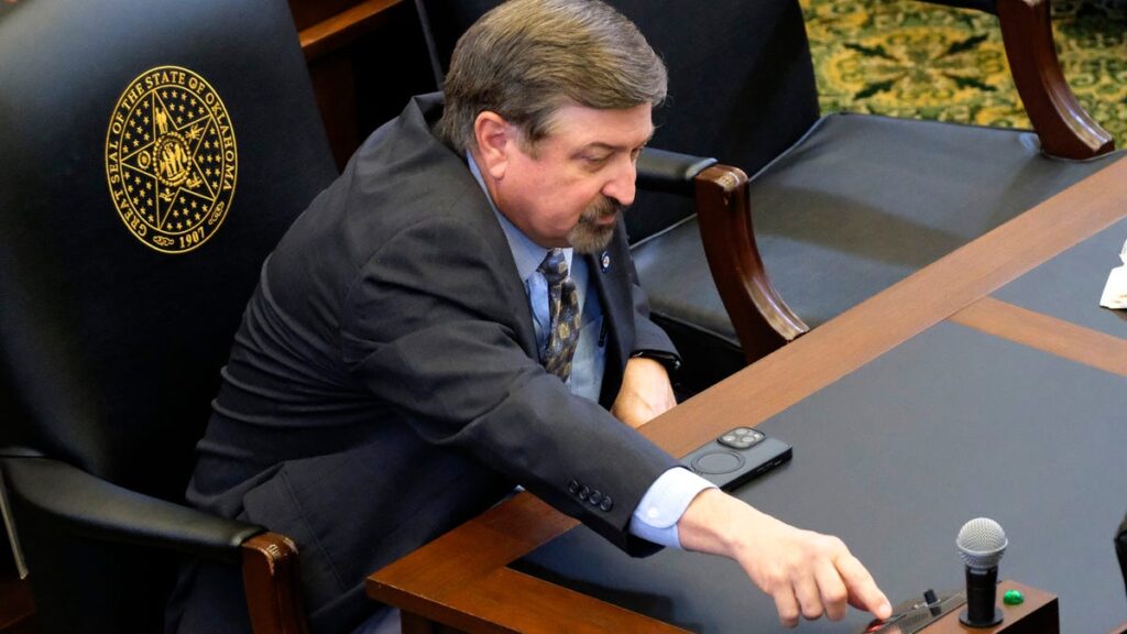 Ryan Walters’ school lunch funding mandate an ’empty threat,’ Lowe says 83906722007 okla legislature last week 30.jpg