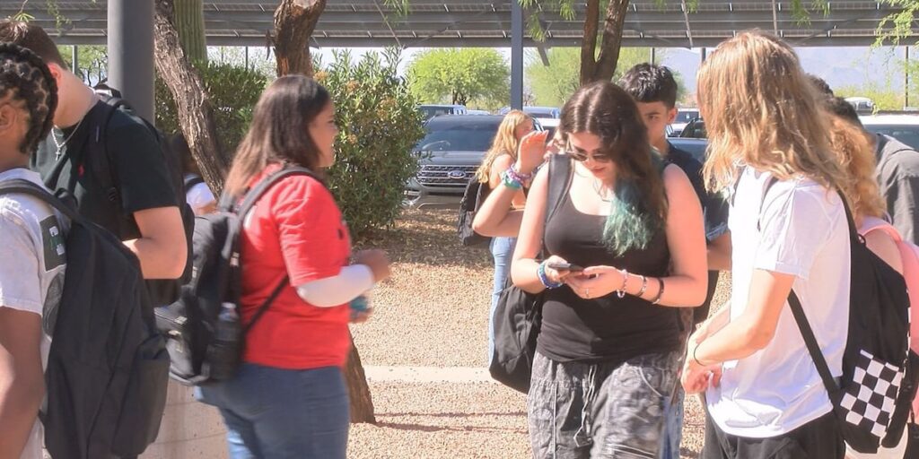 New state law limiting phones in schools takes effect Oloyfw2n5ffxlasmdfr56rmq4e.jpg