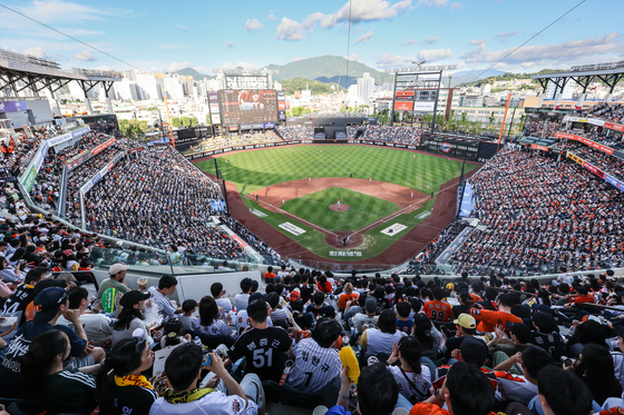 Young women transform Korean baseball into a lifestyle experience 2be52419 3884 4881 a37d c5455f82091e.jpg