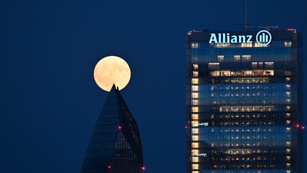 Photos show August 2025 full moon dazzling in night sky 85590148007 2228372248.jpg