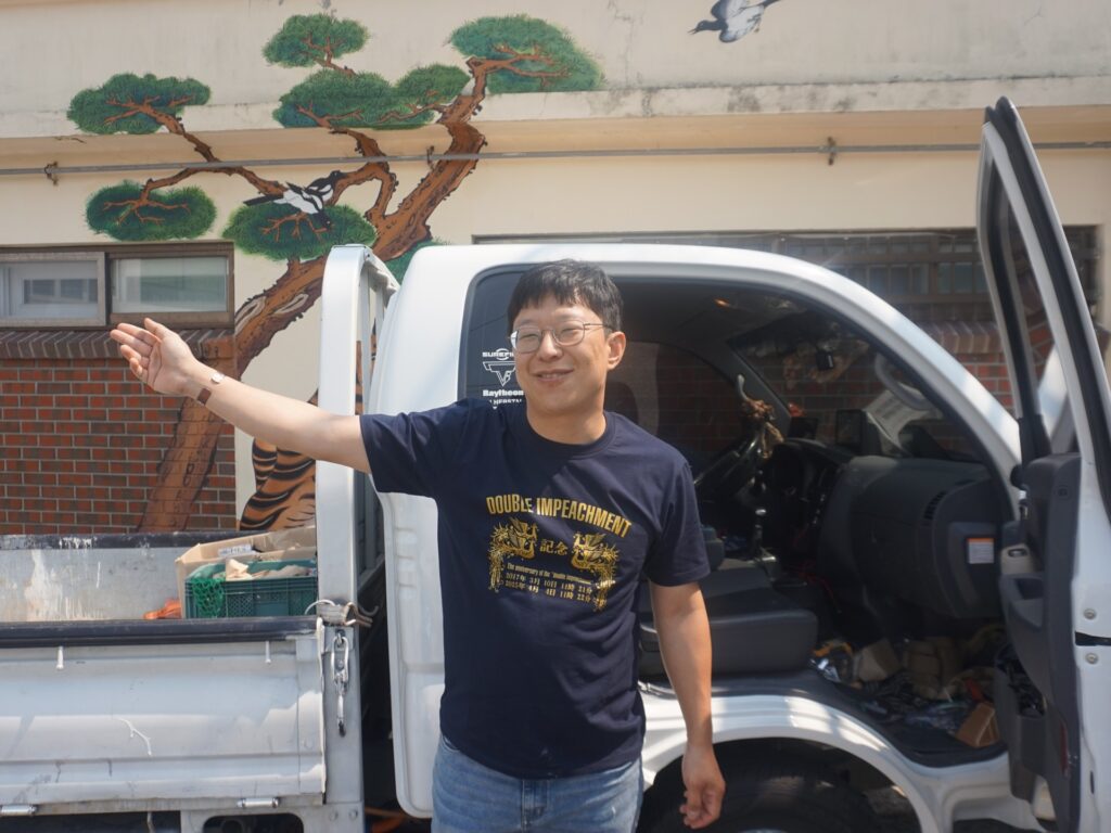 Kim ji ung found his own maintenance business after moving to mokpo from seoul 3 1755594891.jpg