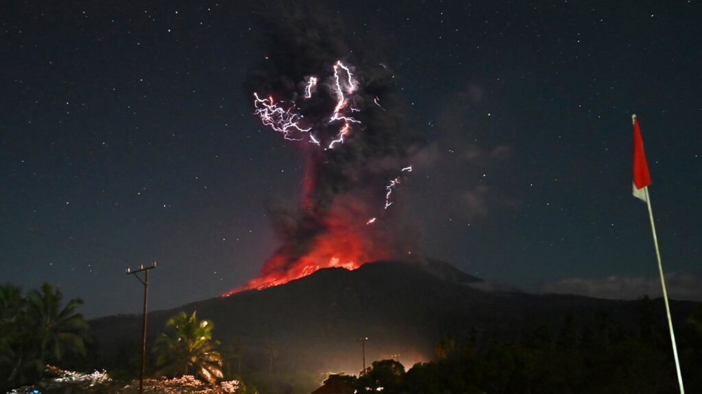 Indonesia volcano laki laki 2.jpg