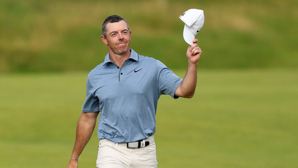 Rory mcilroy acknowledges crowd.jpg