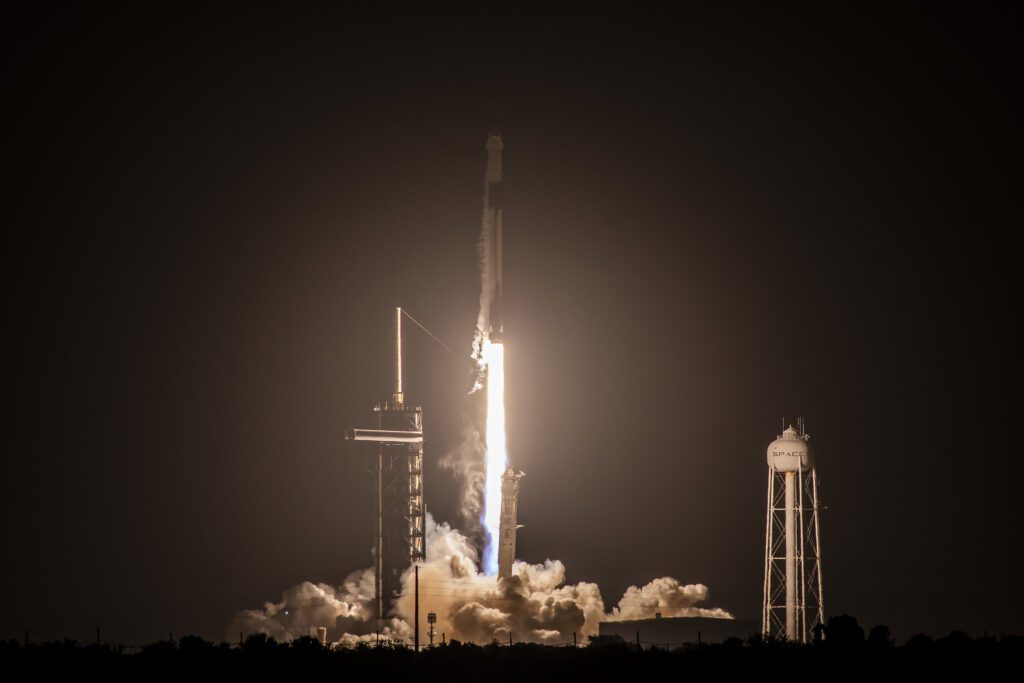 Spacex falcon 9 rocket carrying dragon crs 33 release aug 18.jpg