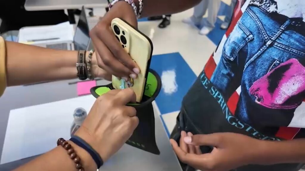 17730966 090325 wabc yonkers yondr pouch img.jpg