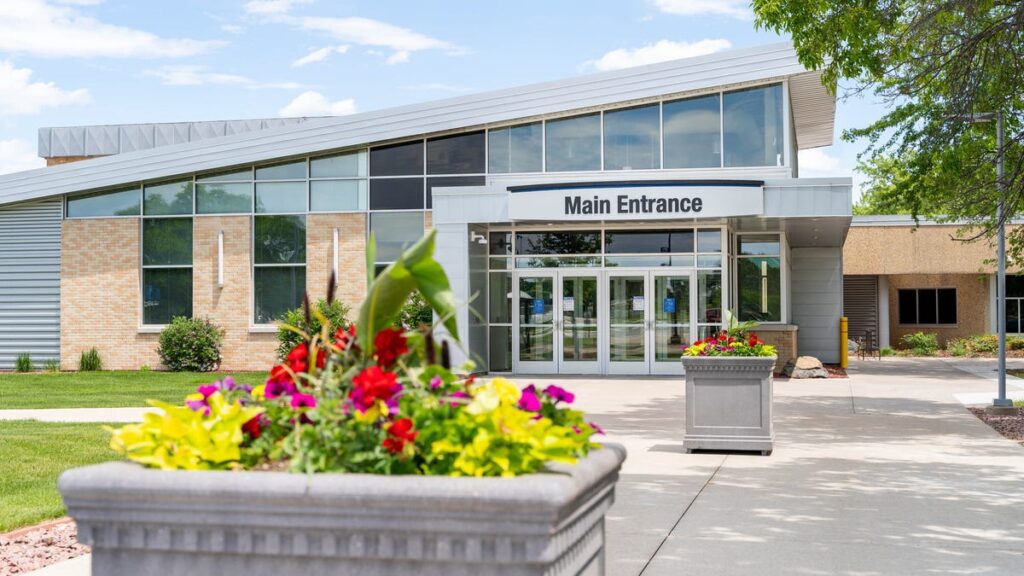 86095074007 exterior main entrance 1.jpg