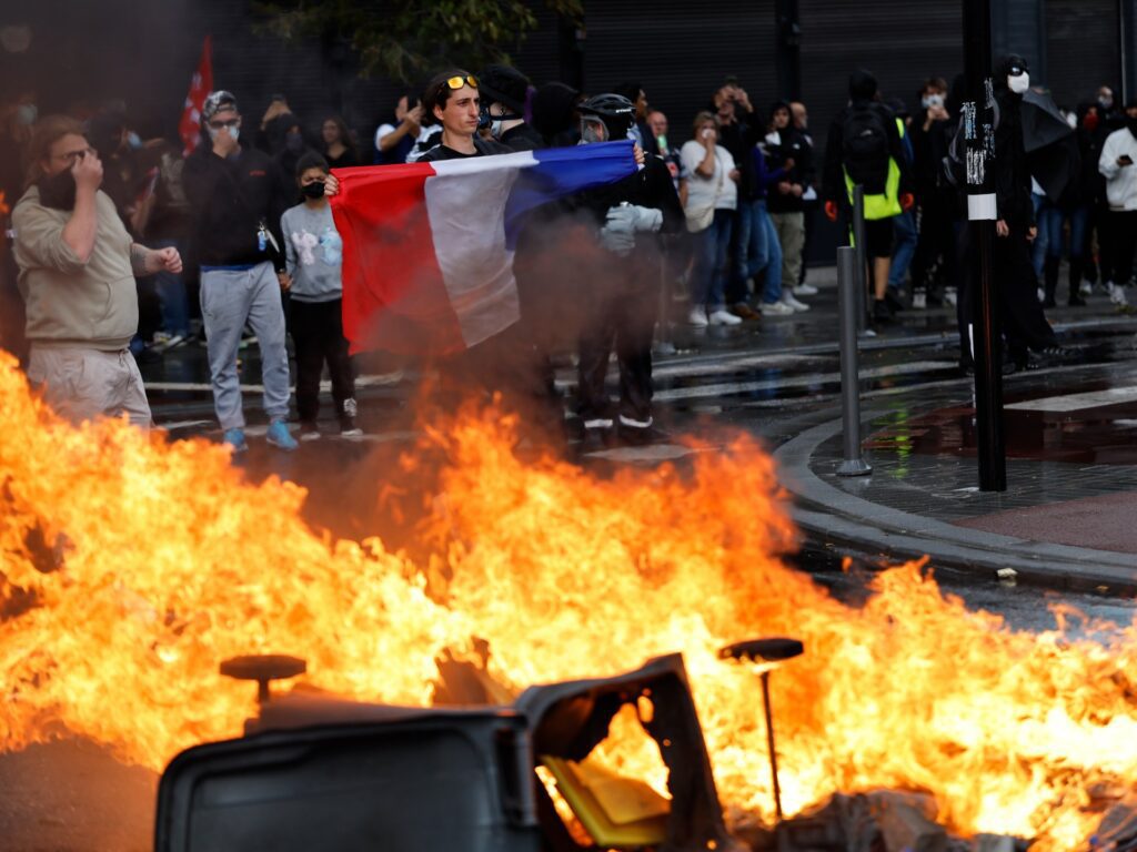 France’s streets ablaze as antigovernment protests disrupt daily life | Protests News Ap25253552921027 1757572020.jpg