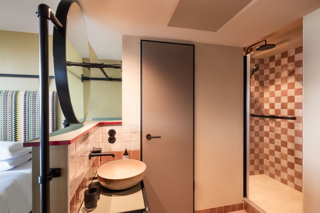 Berje p0020 guestroom bathroom 1.jpg
