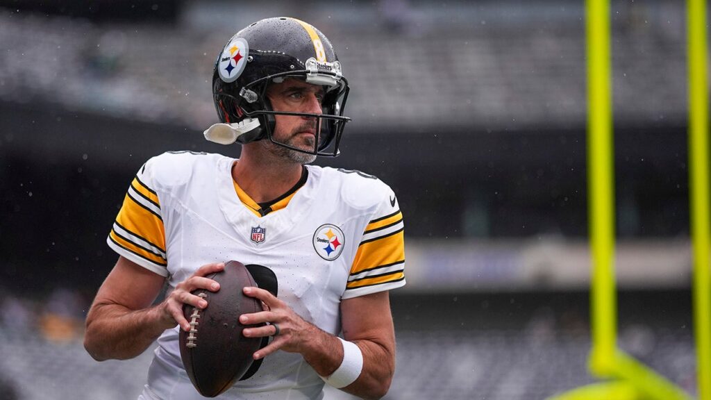 Nfl steelers aaron rodgers 090825 1.jpg