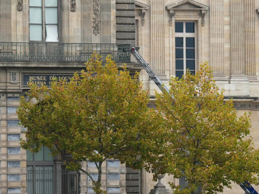 Afp 20251019 79ax9g4 v1 highres francemuseumrobbery 1760872160.jpg