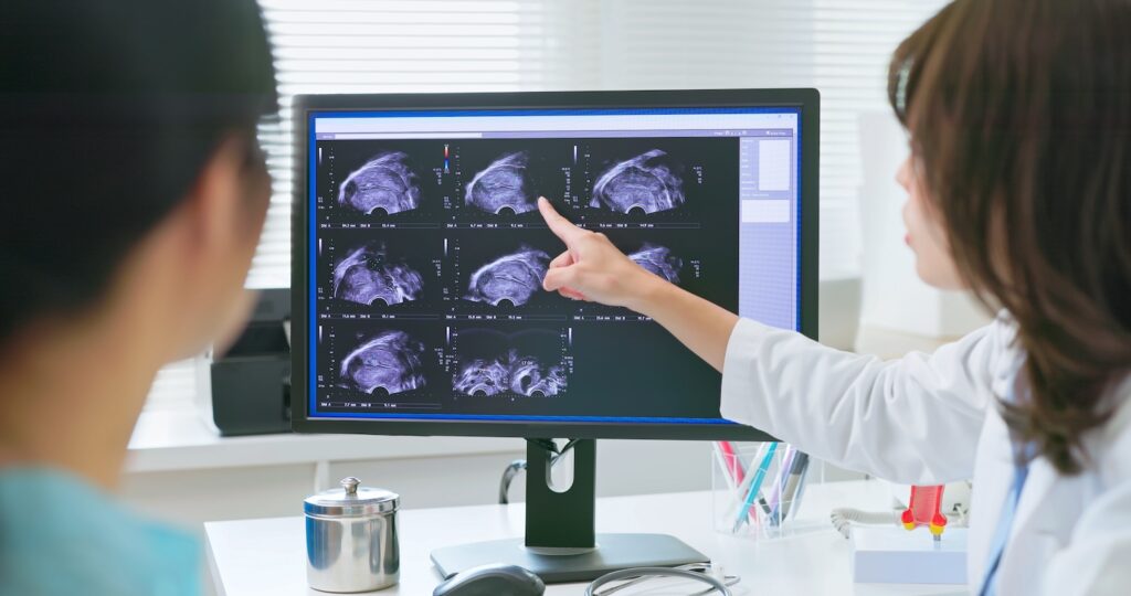 Doctor explain woman uterus ultrasound.jpg