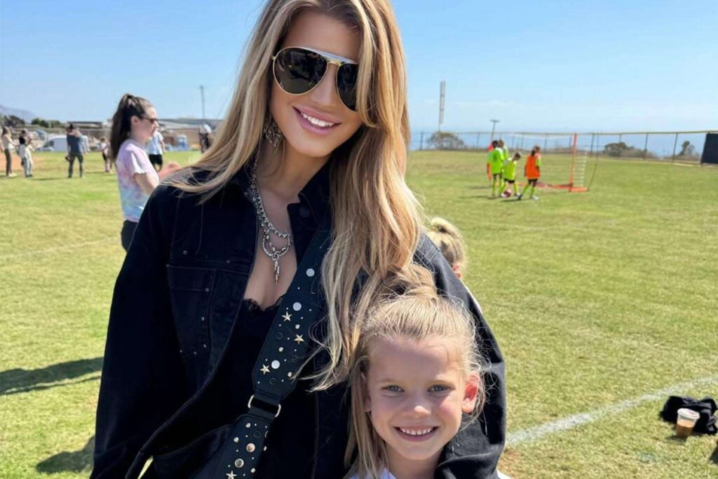 Jessica simpson daughter soccer 100725 b4bb1075f4ab483f9aff60a058d1d79c.jpg