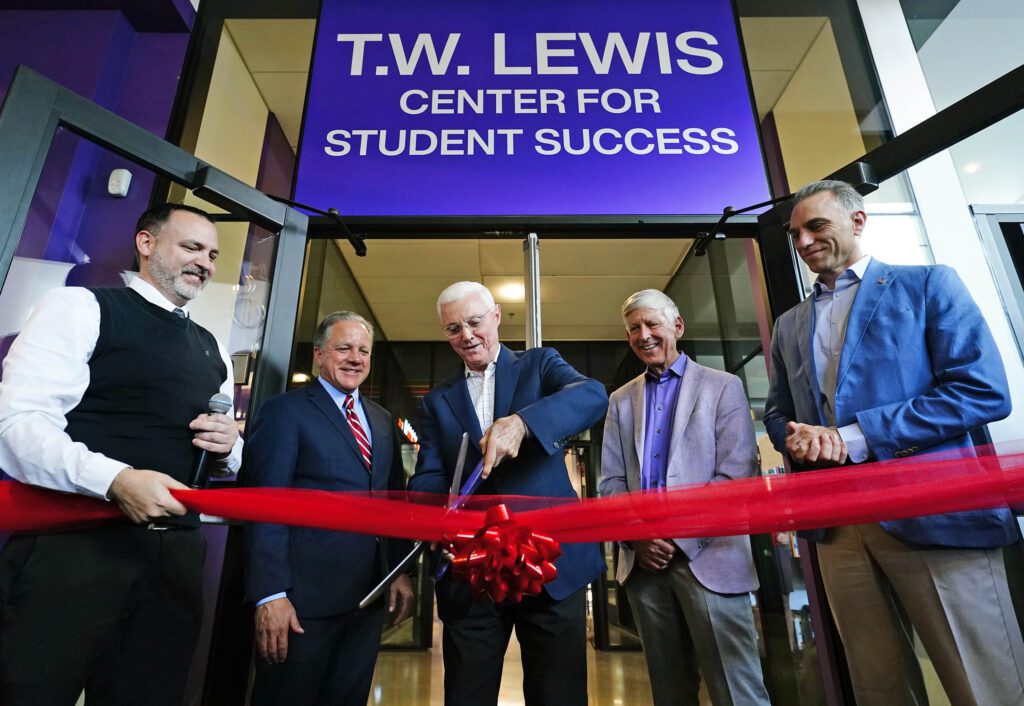 Twlewiscenter ribboncutting rf 102225 007.jpg