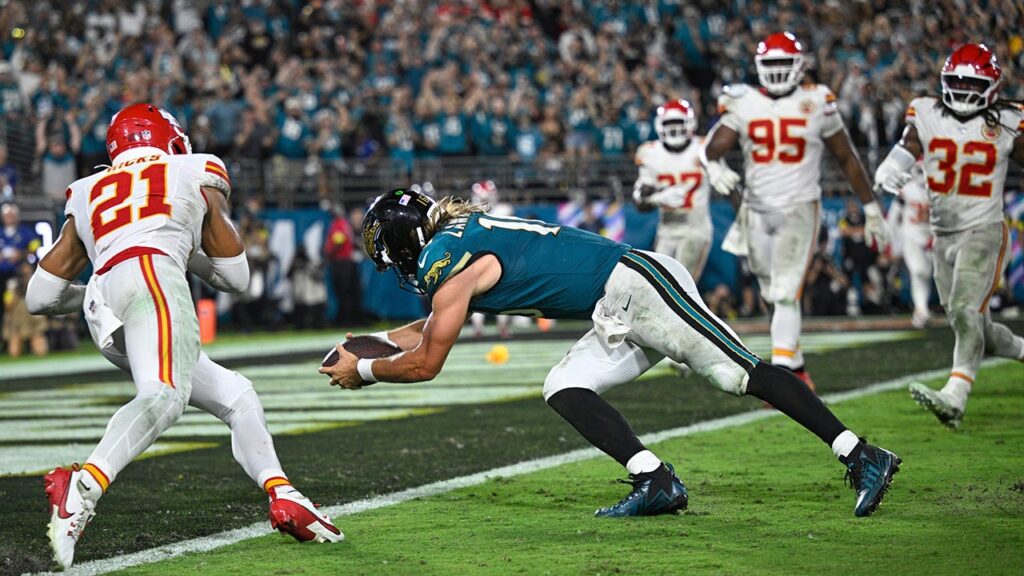 Nfl jaguars trevor lawrence 100725 3.jpg