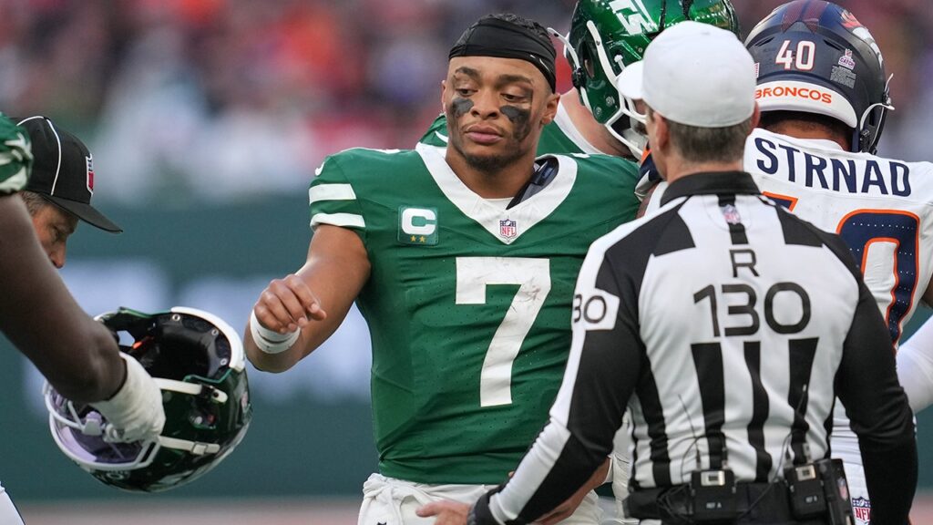 Nfl jets justin fields 101325 1.jpg