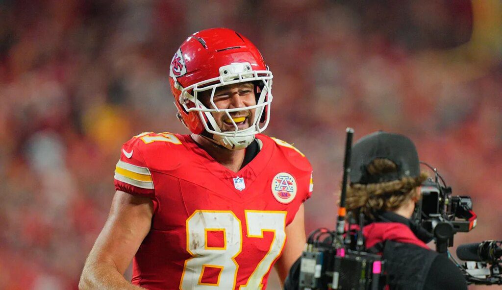 Travis Kelce honors Taylor Swift with touchdown dance after record score Travis kelce touchdown 102825.jpg