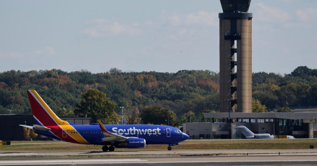 Hundreds of US flights cancelled as regulator orders cuts to air traffic | Aviation News Ap25304723793783 1762482928 be7ab8 1762489050.jpg