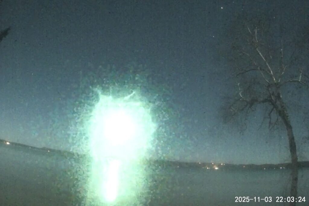 Large, green ‘fireball’ soaring over Northern Michigan caught on weather cameras Xlkaxsshmjfkvg2meels5ap7ge.jpg