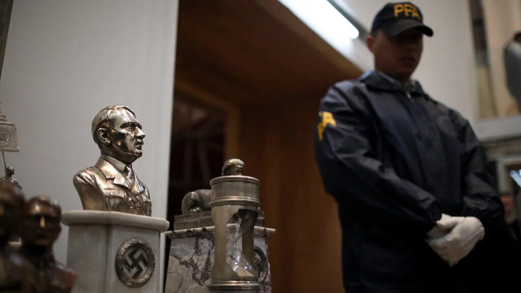 Argentina nazi hitler statue.jpg
